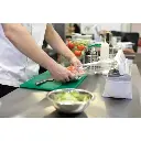 Chef filmant un bac de préparation avec le distributeur de film alimentaire Wrapmaster 4500