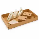 Plateau de transport carton brun chargé d'une commande traiteur prête à livrer