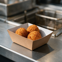 Ravier à frites CA2 en carton recyclé ECO avec des croquettes sur un comptoir de friterie