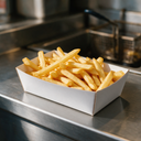 Ravier à frites CA7 en carton blanc avec une portion de frites sur un comptoir de friterie