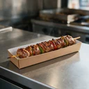 Ravier à frites CA16 en carton recyclé ECO avec une portion de frites sur un comptoir de friterie