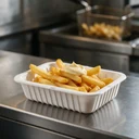 Barquette à snack A4/B3 en polystyrène blanc avec une portion de frites sur un comptoir de friterie