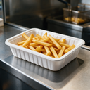 Barquette à snack A13 en polystyrène blanc avec une portion de frites sur un comptoir de friterie