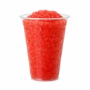 Gobelet à granita transparent rempli d'un granita à la fraise