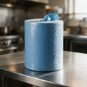 Bobine d'essuyage Bewifood bleue en poste de travail dans une cuisine professionnelle