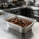 Ravier aluminium profond 940 cc rempli de carbonnade flamande en sauce sur un plan de travail inox
