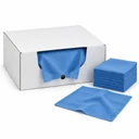 Carton distributeur ouvert avec une lavette non tissée bleue qui dépasse et une pile de lavettes pliées à côté