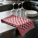Torchon de cuisine damier rouge en service - sechage de la verrerie sur plan inox en cuisine professionnelle