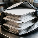 Couvercles aluminium CR13L-CA sertis sur des raviers empilés dans un sac de livraison