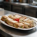 Plateau aluminium ovale 43 cm garni de sandwiches et de wraps pour un plateau-repas d'entreprise