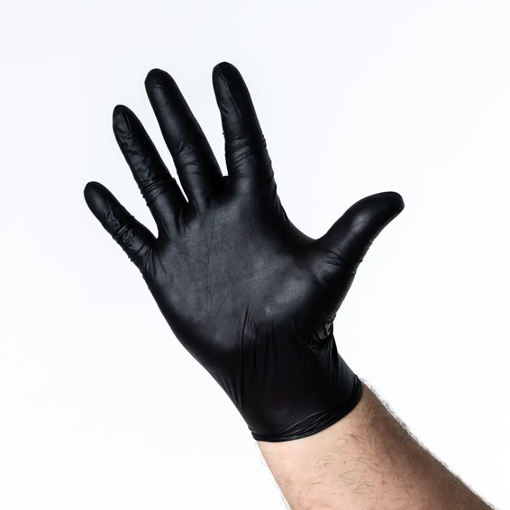Gant nitrile jetable noir taille L porté, paume — sans poudre, sans latex